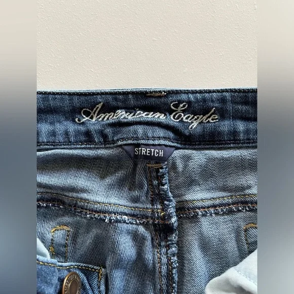 Women’s American Eagle rough hem blue jean shorts, size 10, 5 pockets denim - Picture 3 of 6